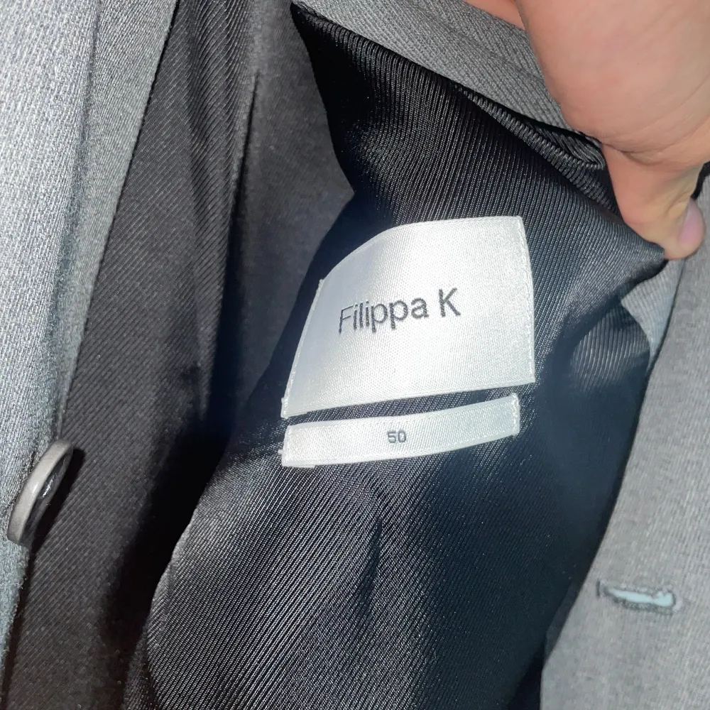 Filippa K overshirt Mörkgrå, köpt för 2500kr, använd 4 gånger. Storlek M ,Fråga ifall det är nån fundering!. Tröjor & Koftor.