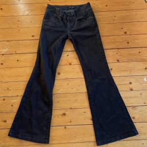 Jättesöta lågmidjade bootcut/flare jeans som tyvärr är försmå för mig🩷Bilden är på min syster som är ca 150 cm Midjemått: 35 cm Innerbenslängd: 75 cm 