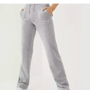 Juicy Couture byxor - Säljer mina juicy couture byxor med fickor bak och fram! 