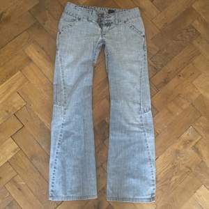 Fina lågmidjade ljusblåa jeans från Levis 💕 Defekter: Lite slitage i grenen, en lös hylsa (som går att laga)