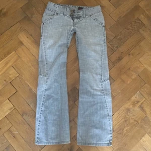 Levis ljusblå jeans - Fina lågmidjade ljusblåa jeans från Levis 💕 Defekter: Lite slitage i grenen, en lös hylsa (som går att laga)