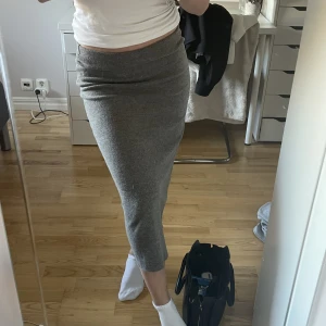 Stickad kjol - Säljer denna fina stickade kjolen från zara! Kjolen är aldrig använd och kommer från zara❤️köparen står för frakten 