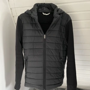 Cardigan - Säljer en cardigan från Mango då den var för liten för mig. Luvan är avtagbar.  Endast använd ett fåtal gånger.