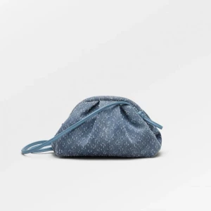 Väska  - Säljer denna väska från Beck söndergaard i jeans!  Jättesnygg och knappt använd🥰