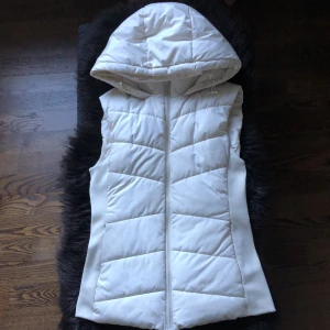 Zara Väst - Stl M  Använd fåtal gånger  riktigt bra skick Köpt för 400kr Säljer för 200kr