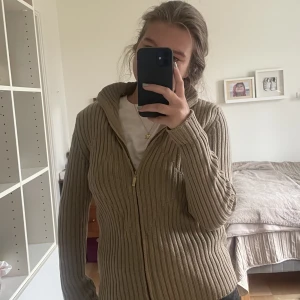 Zip tröja  - Säljer nu denna cardigan från moncler, då jag inte använder den längre. Passar perfekt som en zip tröja till skolan. Det är storlek L men passar mig väldigt bra som är en S/M i vanliga fall. Passar även perfekt nu till våren 🌸☀️. 