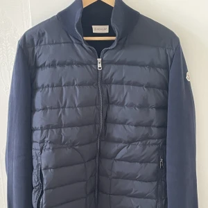Moncler cardigan - Säljer nu den här tvär feta moncler cardigan som jag inte använder längre Knappt använd. Kom gärna för fler bilder. Storleken är XL men sitter som en M/L