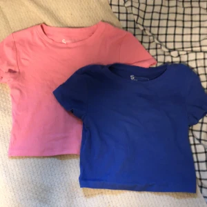 Toppar - 2 likadana toppar i storlek S fast i olika färger från butiken New yorker.☀️😍 Använda ett par gånger men ser fortfarande helt nya ut! 😻80kr för båda och 45kr st! 