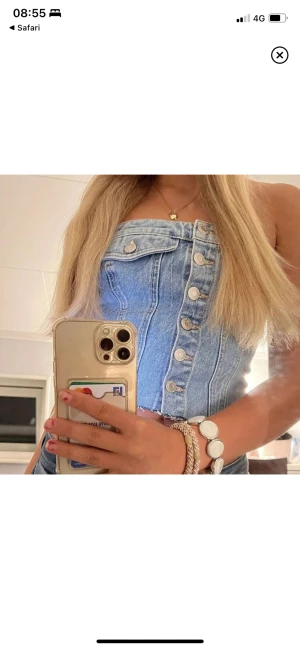 Zara topp - Säljer denna snygga jeans toppen som såldes förra sommaren men som nu är slutsåld! Bilden är lånad💕