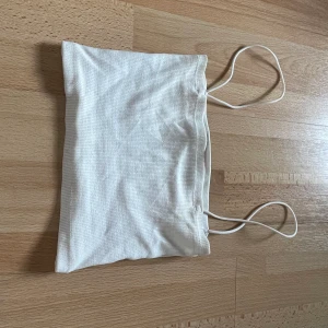 Kort topp - Skriv om du är intresserad så kan vi diskutera pris, frakt och så vidare😊 Bara att skriva om du vill ha fler bilder