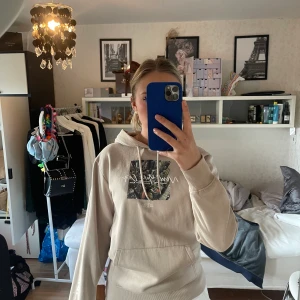 Hoodie med luva - Skriv om du är intresserad så kan vi diskutera pris, frakt och så vidare😊