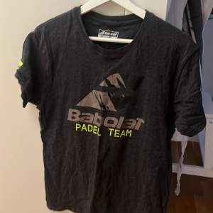 grå tennis t-shirt , helt okej skick (lite sliten)