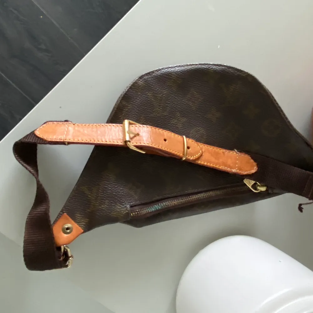 Louis Vuitton replika. Midjeväska.. Väskor.