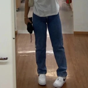 Mid rise jeans  - Sjukt snygga mid rise jeans som jag nu måste släppa taget om för de är för små🥲 Köpta på monki, nypris: 500kr Mitt pris: 150kr Perfekta i längden för mig som är 162cm