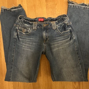 Lågmidjade jeans - Lågmidjade jeans köpta second hand. Har sytt in ett resårband i midjan men de är inget som märks. Midjemått..72 cm och innerbenslängd..74 cm💘