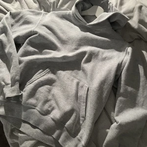 Grå hoodie - As snygg grå hoodie från fruit of the loom/boom butik. Säljer pga av den har blivit för liten. Köpt för 300kr. Säljer för 200+frakt. Storlek S