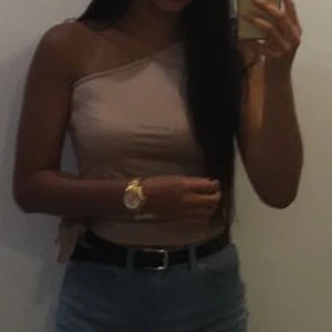 One shoulder topp - Topp med fina knytbara/justerbara detaljer. Färgen är en jättefin dark/dusk pink.