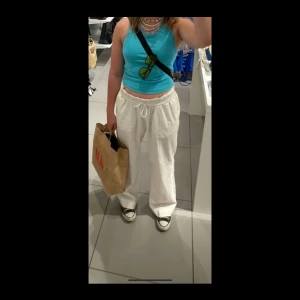 Linnebyxor - Säljer dessa linnebyxor från JunkYard då jag köpt ett par nya och behöver göra av med kläder. Man kan vika ner kanten så att de blir lågmidjade, men går även att ha högmidjade med. De är i storlek M, och blir oversized på mig som är S/M! köpt för 499