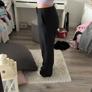 Kostymbyxor  - Svarta vanliga kostymbyxor ifrån bikbok. Säljer då de blivit för stora. Storlek 40. Blivit lite noppriga upptill där skärp har används men i övrigt fint i skick. 