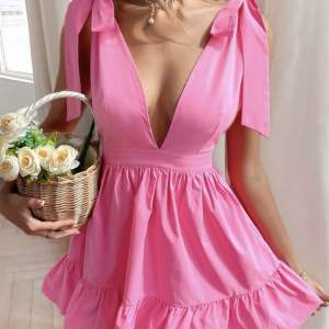 Säljer denna så fina rosa klänningen då jag tyvärr växt ut den!🩷🩷