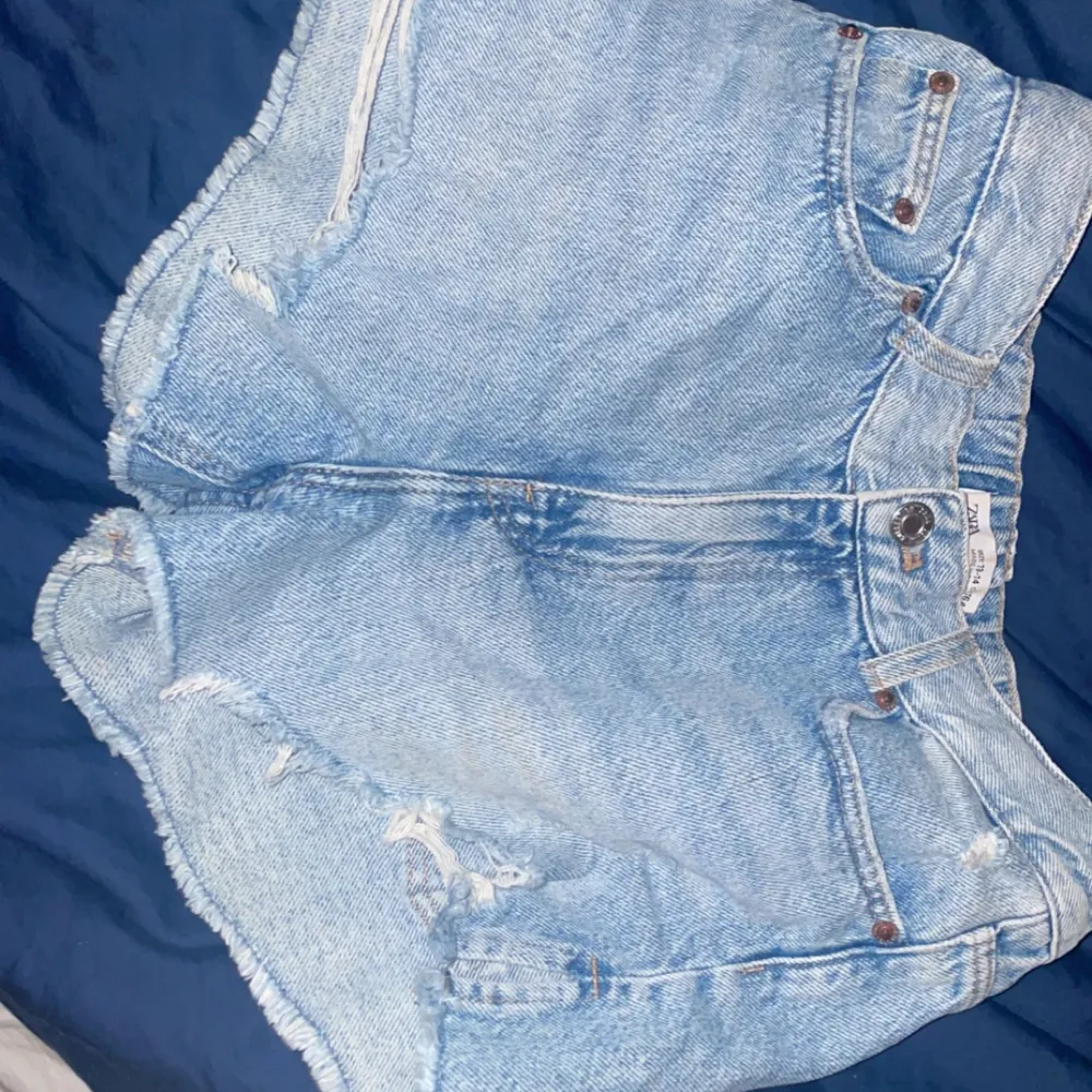 hej jag säljer dessa jättefina jeansshorts från zara i storlek 164,  köpte dom för 280 kr har använt dom 1 gång💕 säljer dom för 170 💕. Shorts.