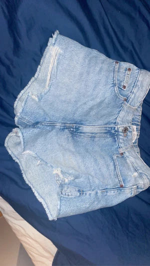 jeansshorts  - hej jag säljer dessa jättefina jeansshorts från zara i storlek 164,  köpte dom för 280 kr har använt dom 1 gång💕 säljer dom för 170 💕
