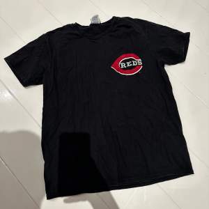 Vibtage Tshirt köpt på Beyond retro. Storlek S är lite cropped. svart med rött tryck 