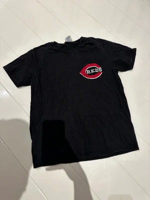 Vintage Tshirt köpt på Beyond retro - Vibtage Tshirt köpt på Beyond retro. Storlek S är lite cropped. svart med rött tryck 