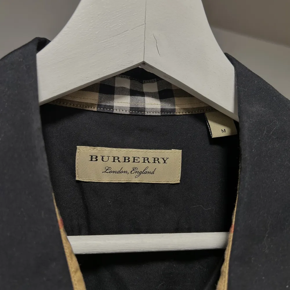 Säljer en jättefin Burberry skjorta i storlek M. Skjortan är i den nya modellen i svart. Skjortan är endast använd 1 gång och köpt på NK i Gbg.. Skjortor.