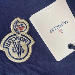 Dubble-Patch Moncler T-shirt - Dubblepatch Moncler, den är en sällsynt t-shirt, särskilt i färgen blå. Den är i nyskick. Bätsa kvalite. Har NFC och allting. Skriv görna till mig om du har frågor 