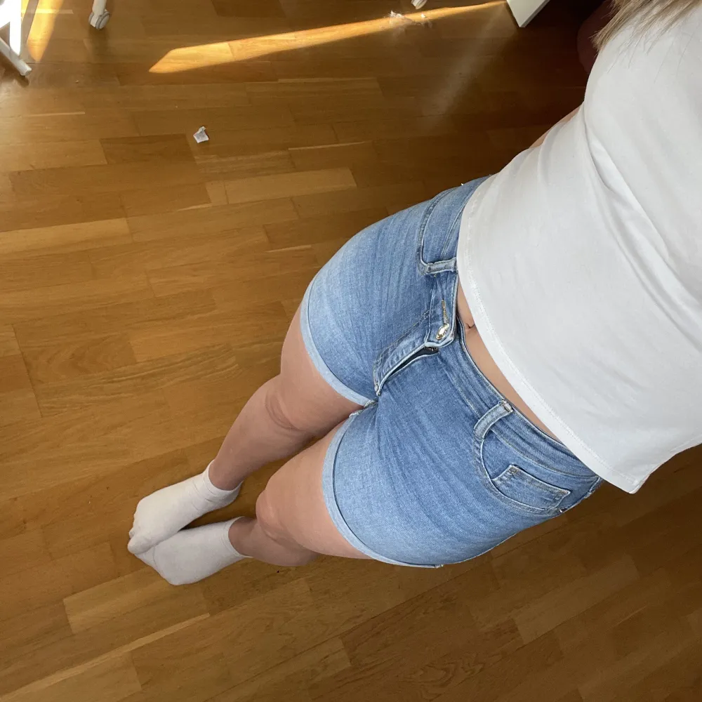 Säljer mina jeansshorts från Gina tricot i storlek S💕de är inte min stil längre och lite för små så därför säljer jag! Använda men i väldigt bra skick❣️Köparen står för frakten . Shorts.