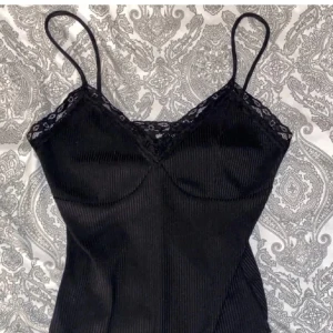 Topp - Svart body ifrån Gina tricot