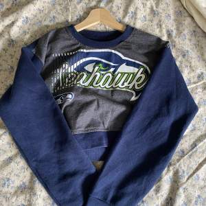 Vintage tröja i croppad modell, seahawks. Strl är cirka XS/S. Supersnygg men tyvärr för liten för mig! 