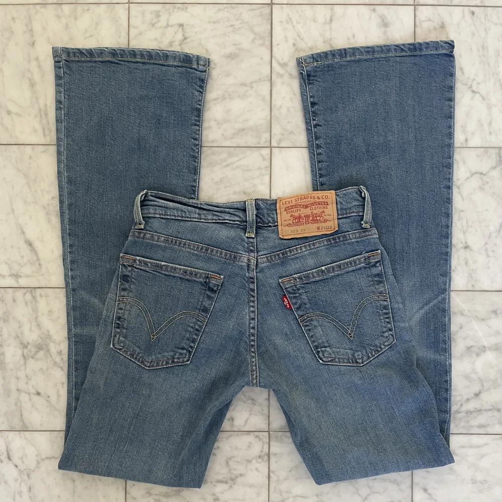 Vintage low waist Bootcut Levi’s jeans! Superbra skick, inga defekter. Midjemått: 66. . Jeans & Byxor.