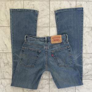 Vintage low waist Bootcut Levi’s jeans! Superbra skick, inga defekter. Midjemått: 66. 