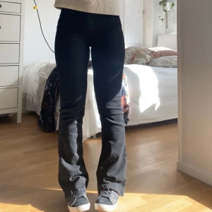 Zara jeans bootcut - Säljer mina bootcut jeans från zara då de inte kommer till användning, använda ca 3-4 gånger! Relativt hög midja🙏 Köpta för 400 tror jag