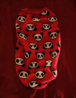 Söt hundtröja  - Ca 35cm i ryggen. Jättemjukt fleece-tyg. Knappt använd, så gott som ny.