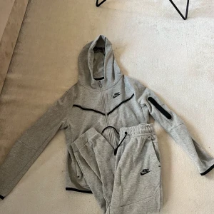 Nike tech fleece dress - Sparsamt använd och i superfint skick! Storlek 147-158