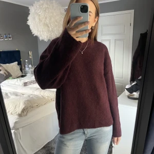Vinröd stickad tröja - Säljer nu min mörkröda stickade tröja!!! Den är i stl. XS men den är oversized 🥰 Den är i nyskick! Skriv innan ni trycker på köp nu!