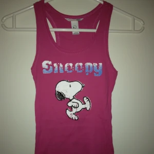 Cerise rosa ribbat linne med Snoopy / Snobben tryck. Bomull. Strlk: XS. - Cerise rosa ribbat linne med Snoopy / Snobben tryck. Mjuk ribbad Bomull. Strlk: XS.