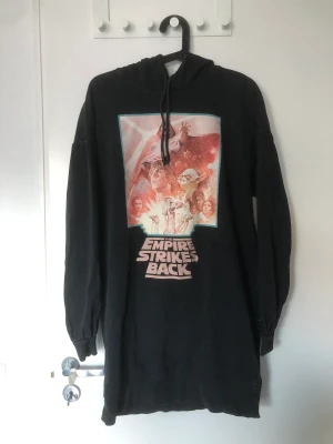 Klänning - Klänning med star wars motiv från hm, använd några gånger Köparen står för frakten