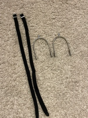 Sporrar  - Oanvända sporrar med medföljande remmar  Du betalar för frakten 
