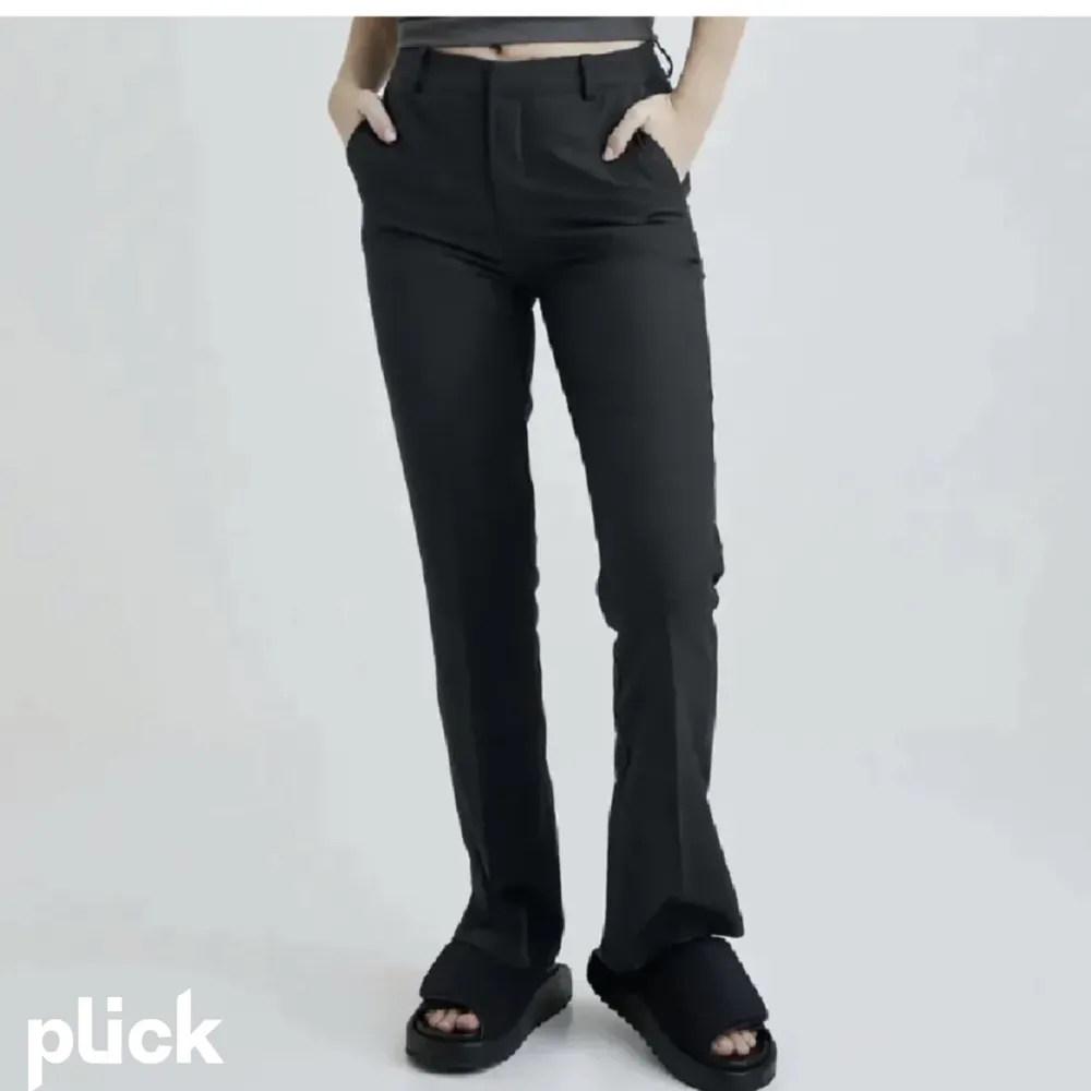 Säljer dessa fina kostymbyxor i modellen Vilma, sitter superfint på och är bootcut. Säljs då dom är får små för mig🤍 (defekter där bak vid hälen men syns it så mke, se bild 2). Jeans & Byxor.