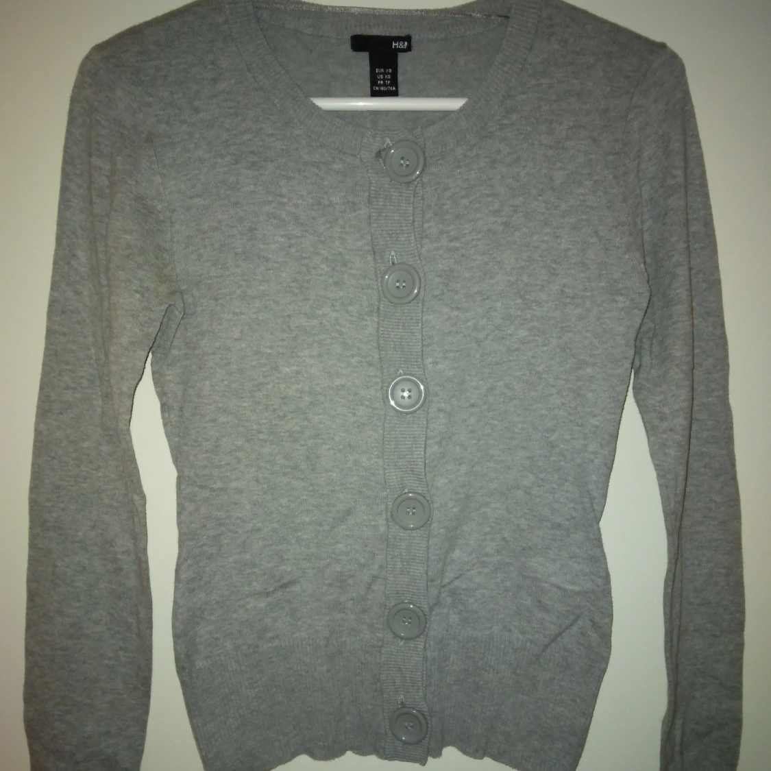 Grå kofta med stora knappar. Mjuk Bomull. Strlk: 34 / XS. 