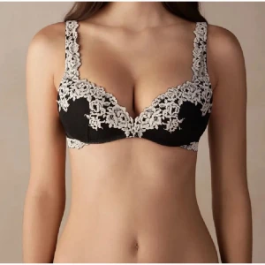 intimissimi bh - säljer min fina push up bh från intimissimi som är använd men i bra skick! skriv om du vill ha närmare bilder på bh:n☺️