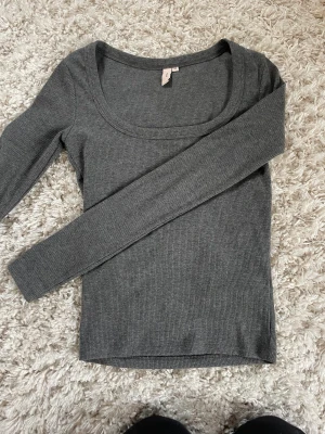 Topp från Nelly  - Denna snygga topp från Nelly har aldrig blivit använd. Den sitter fint på och är köpt för 300kr säljer för 150