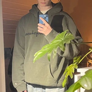 Champion Hoodie - En mjuk och varm hoodie från Champion. Den passar perfekt till höst och vinter med dess mörkgröna färg och då man behöver extra värme. Storleken är perfekt om man är S-M och gillar lite smått oversized. Den är i användt skick.