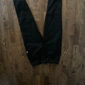 Ralph Lauren Byxor - Säljer mina Ralph Lauren Mjukisbyxor för 700. Nypris 1200kr