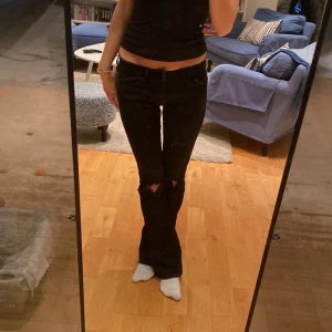Crocker Jeans - Svarta crocker jeans köpta på JC för länge sen, i modellen Slim fit. Har hål på båda knäna som jag försökte fixa med inte lyckats. Ifall man är bra på att sy så är det värt ett försök💓💓