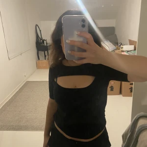 topp - säljer en jättefin svart topp 